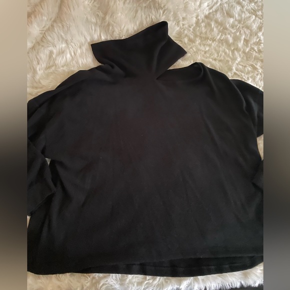 Set of Two Open Shoulder Tops - Picture 8 of 12